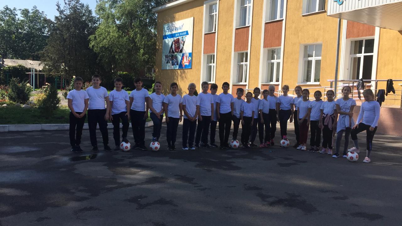 Федерация футбола поддерживает пилотные школы спортивным инвентарем.