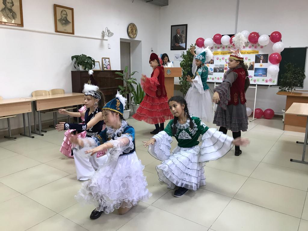 "Язык-великое наследие для всех поколений,он, как и земля,неделимый фонд у народа в прошлом, настоящем,будущем."