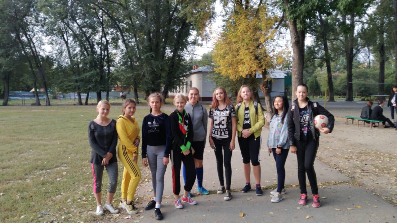 Районные соревнования по футболу среди девочек 7-8 классов.