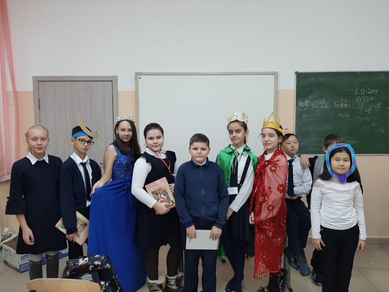 Наши ученики очень разносторонние, они пробуют себя не только в спорте,но и в театральных постановках. Ученики 5 "Б" на уроке литературы разыграли сценку из "Сказка о мертвой царевне.." по произведению А.С.Пушкина