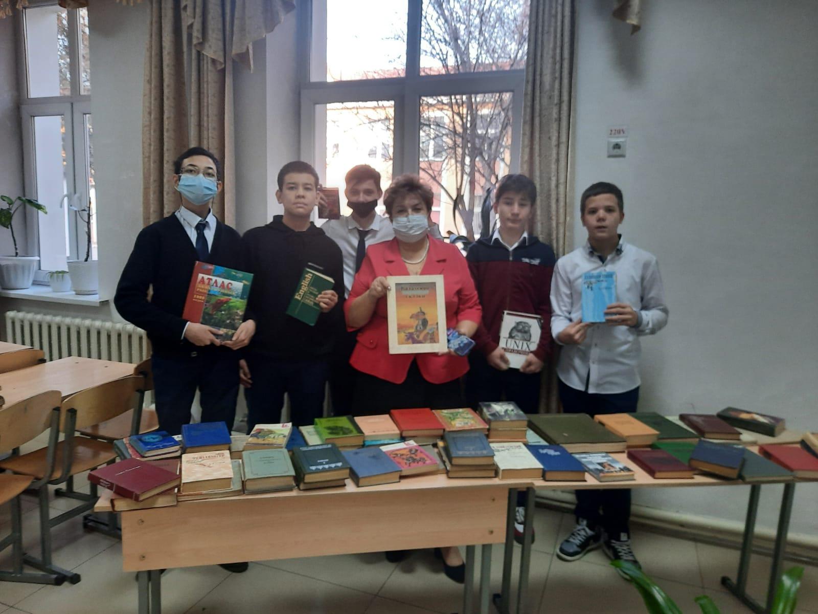 "Мектепке кітап сыйла" акциясына 8 " А " сыныбы қатысты-65 кітап сыйға тартылды/ В Акции "Подари школе книгу" приняли участие 8"А"класс-подарили 65 книг