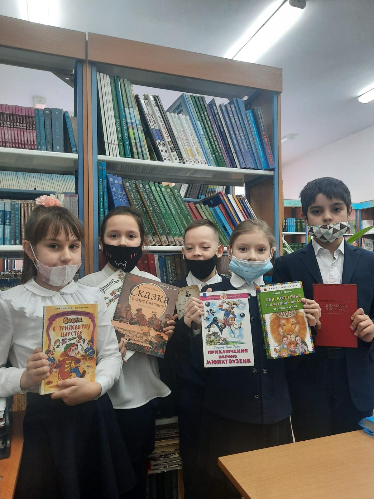 4 " А " сыныбы Мектепке кітап сыйла/ 4"А"класс подари школе книгу