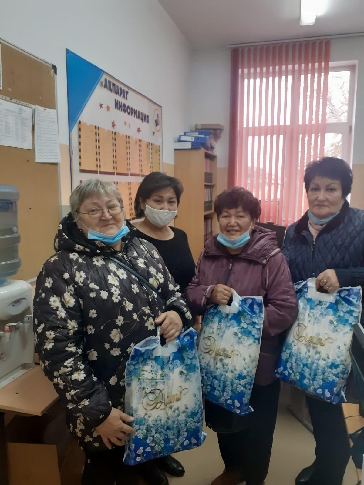 Қамқоршылар күніне орай мектеп әкімшілігі қамқоршыларды в. Белякова, А. Мясницка, Б. Сытинді құттықтады./ Ко дню опекунов администрация школы поздравил опекунов Белаковой В., Ясницкой А., Сытина Б.