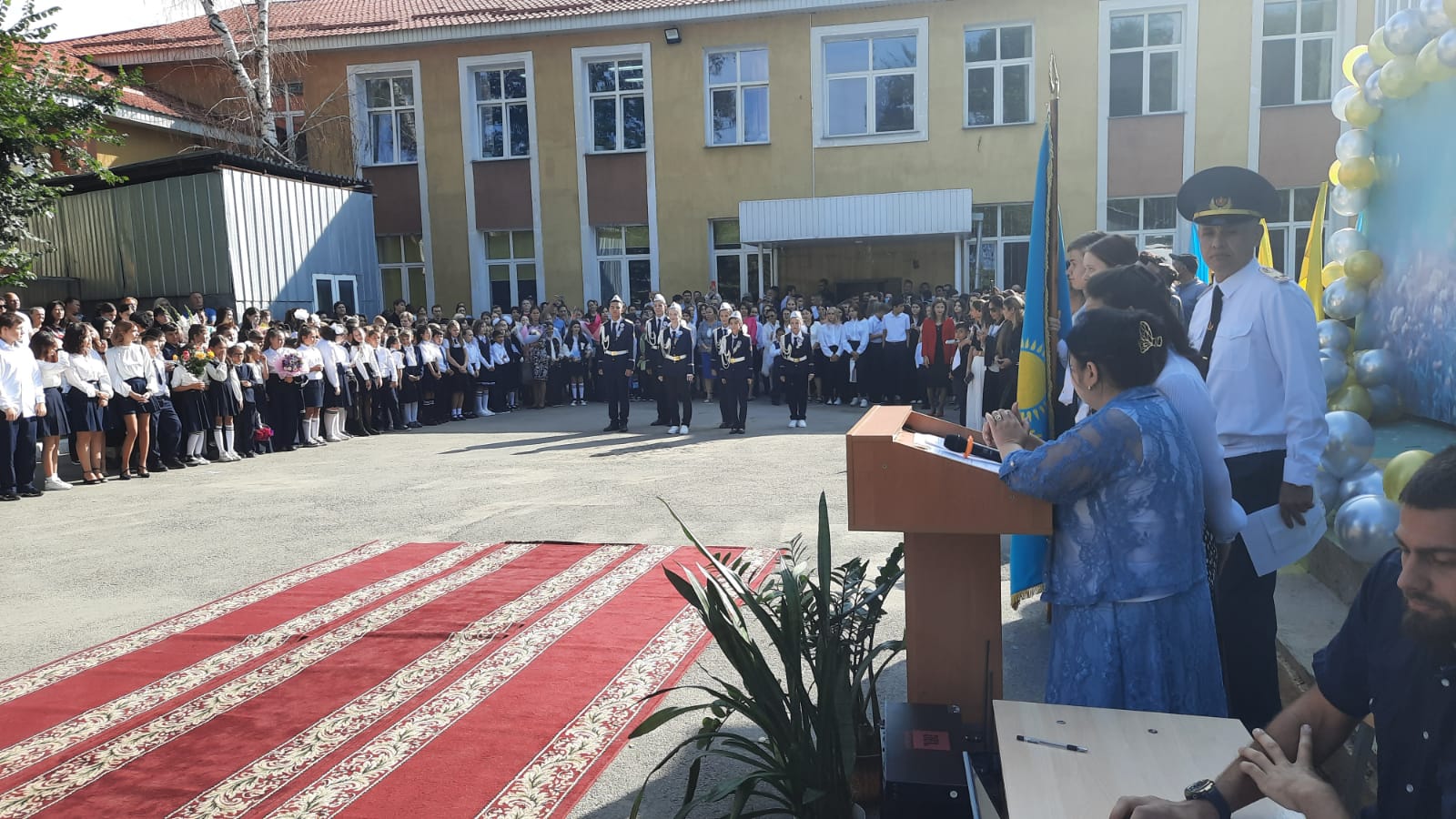 Білім күні құтты болсын! С Днем знаний!